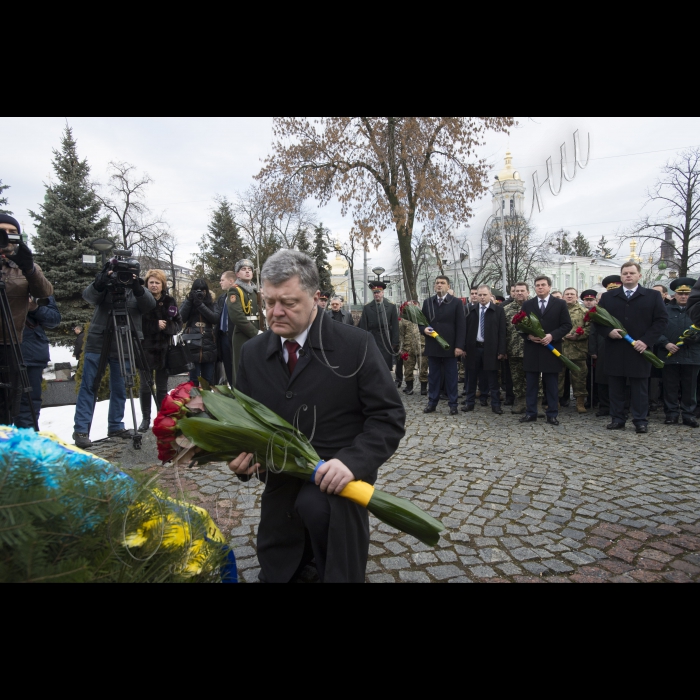 Голова ВР України Володимир Гройсмна, Президент України Петро Порошенко, Віце-прем’єр-міністр – міністр регіоналного розвитку, будівництва та житлово-комунального господарства Геннадій Зубко, Голова КОДА Максим Мельничук у День вшанування учасників бойових дій на території інших держав поклали квіти до Меморіального комплексу громадянам України, полеглим в Афганістані.