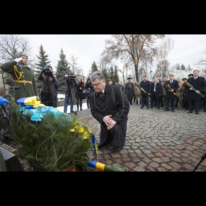 Голова ВР України Володимир Гройсмна, Президент України Петро Порошенко, Віце-прем’єр-міністр – міністр регіоналного розвитку, будівництва та житлово-комунального господарства Геннадій Зубко, Голова КОДА Максим Мельничук у День вшанування учасників бойових дій на території інших держав поклали квіти до Меморіального комплексу громадянам України, полеглим в Афганістані.