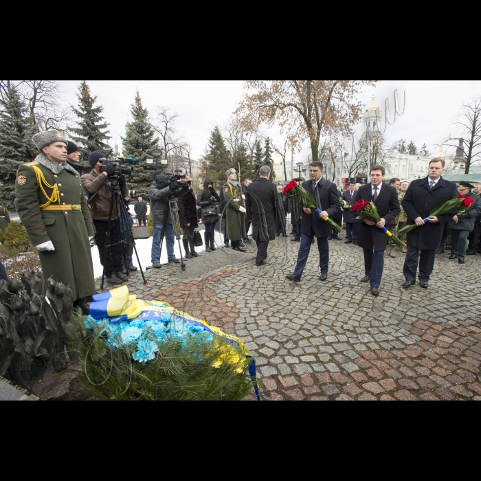 Голова ВР України Володимир Гройсмна, Президент України Петро Порошенко, Віце-прем’єр-міністр – міністр регіоналного розвитку, будівництва та житлово-комунального господарства Геннадій Зубко, Голова КОДА Максим Мельничук у День вшанування учасників бойових дій на території інших держав поклали квіти до Меморіального комплексу громадянам України, полеглим в Афганістані.