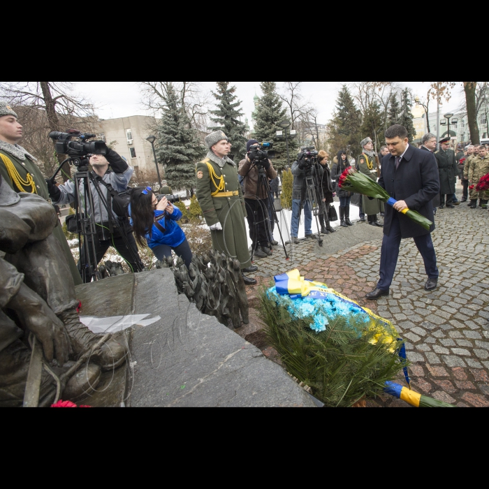 Голова ВР України Володимир Гройсмна, Президент України Петро Порошенко, Віце-прем’єр-міністр – міністр регіоналного розвитку, будівництва та житлово-комунального господарства Геннадій Зубко, Голова КОДА Максим Мельничук у День вшанування учасників бойових дій на території інших держав поклали квіти до Меморіального комплексу громадянам України, полеглим в Афганістані.