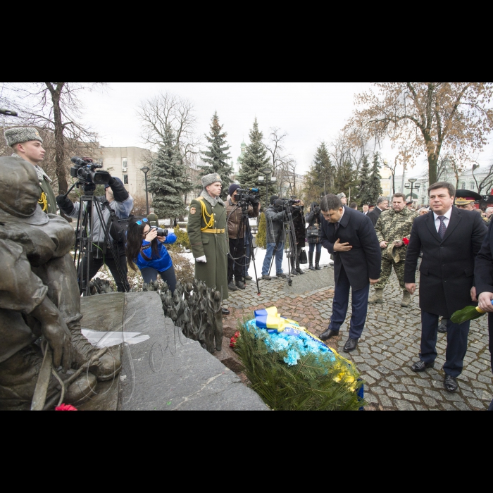Голова ВР України Володимир Гройсмна, Президент України Петро Порошенко, Віце-прем’єр-міністр – міністр регіоналного розвитку, будівництва та житлово-комунального господарства Геннадій Зубко, Голова КОДА Максим Мельничук у День вшанування учасників бойових дій на території інших держав поклали квіти до Меморіального комплексу громадянам України, полеглим в Афганістані.