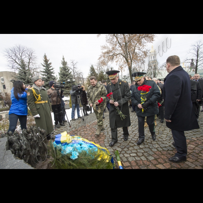 Голова ВР України Володимир Гройсмна, Президент України Петро Порошенко, Віце-прем’єр-міністр – міністр регіоналного розвитку, будівництва та житлово-комунального господарства Геннадій Зубко, Голова КОДА Максим Мельничук у День вшанування учасників бойових дій на території інших держав поклали квіти до Меморіального комплексу громадянам України, полеглим в Афганістані.