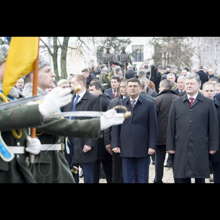 Голова ВР України Володимир Гройсмна, Президент України Петро Порошенко, Віце-прем’єр-міністр – міністр регіоналного розвитку, будівництва та житлово-комунального господарства Геннадій Зубко, Голова КОДА Максим Мельничук у День вшанування учасників бойових дій на території інших держав поклали квіти до Меморіального комплексу громадянам України, полеглим в Афганістані.