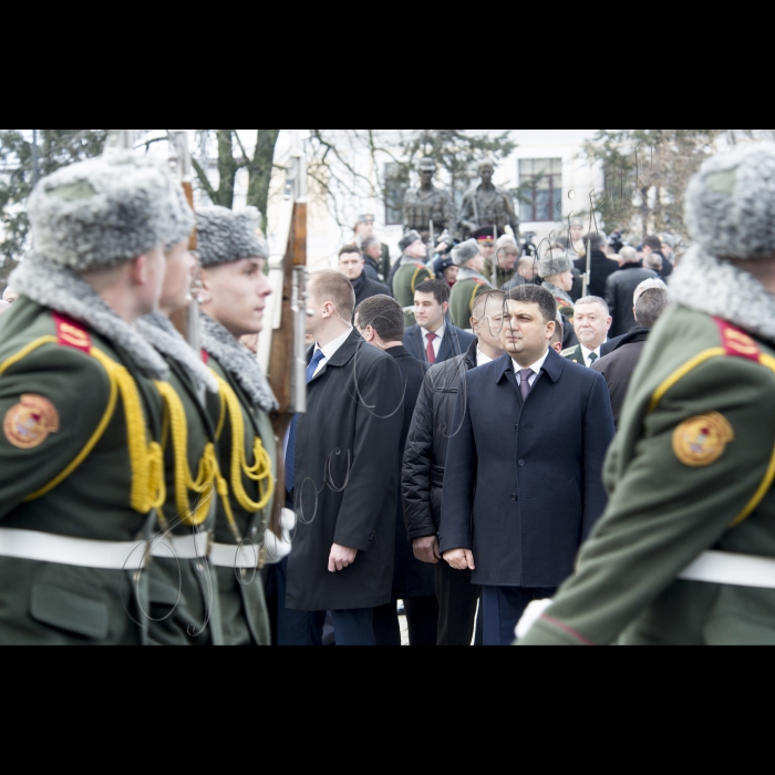 Голова ВР України Володимир Гройсмна, Президент України Петро Порошенко, Віце-прем’єр-міністр – міністр регіоналного розвитку, будівництва та житлово-комунального господарства Геннадій Зубко, Голова КОДА Максим Мельничук у День вшанування учасників бойових дій на території інших держав поклали квіти до Меморіального комплексу громадянам України, полеглим в Афганістані.