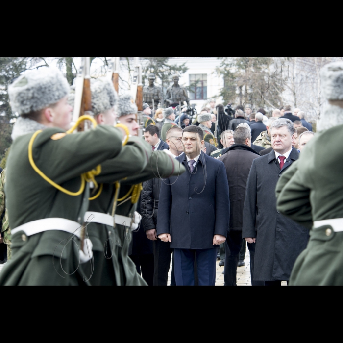 Голова ВР України Володимир Гройсмна, Президент України Петро Порошенко, Віце-прем’єр-міністр – міністр регіоналного розвитку, будівництва та житлово-комунального господарства Геннадій Зубко, Голова КОДА Максим Мельничук у День вшанування учасників бойових дій на території інших держав поклали квіти до Меморіального комплексу громадянам України, полеглим в Афганістані.