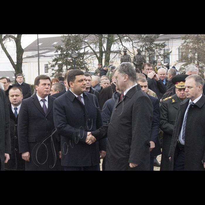 Голова ВР України Володимир Гройсмна, Президент України Петро Порошенко, Віце-прем’єр-міністр – міністр регіоналного розвитку, будівництва та житлово-комунального господарства Геннадій Зубко, Голова КОДА Максим Мельничук у День вшанування учасників бойових дій на території інших держав поклали квіти до Меморіального комплексу громадянам України, полеглим в Афганістані.