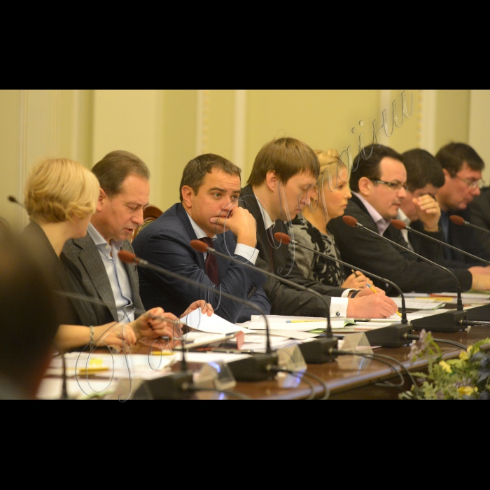 Відбулося засідання Погоджувальної ради керівників фракцій та голів комітетів Верховної Ради України.
Микола Томенко, Андрій Павелко (БП), Тарас Кутовий (БП), Юлія Тимошенко (Б)