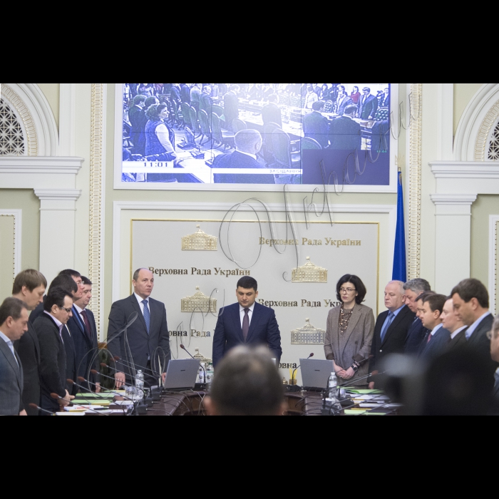 Засідання Погодожувальної Ради під головуванням Голови ВР Володимира Гройсмана.
В центрі (зліва направо): Андрій Парубій, Голова ВР Володимир Гройсман, Оксана Сироїд.
Хвилина мовчання за загиблими у Афганістані.