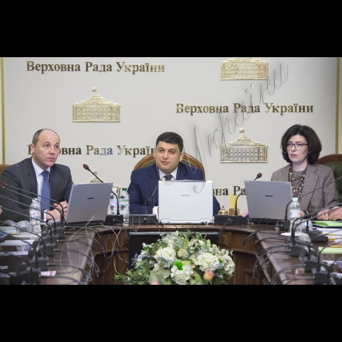 Засідання Погодожувальної Ради під головуванням Голови ВР Володимира Гройсмана.
В центрі (зліва направо): Андрій Парубій, Голова ВР Володимир Гройсман, Оксана Сироїд
