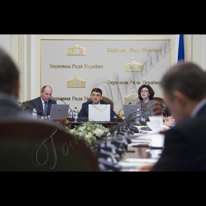 Засідання Погодожувальної Ради під головуванням Голови ВР Володимира Гройсмана.
В центрі (зліва направо): Андрій Парубій, Голова ВР Володимир Гройсман, Оксана Сироїд
