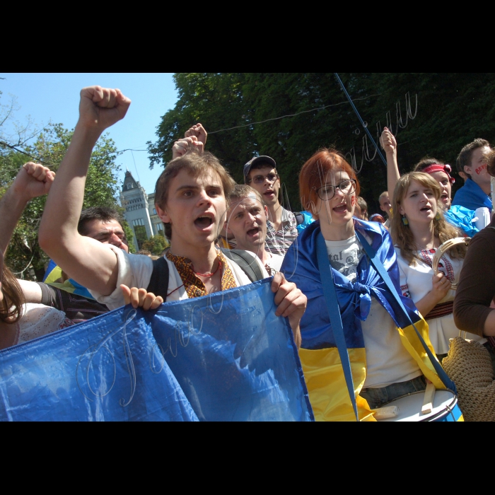 Біля АПУ відбувся мітинг, учасники якого вимагатимуть у Президента України не підписувати закон Ківалова-Колесніченка про мову. Під час мітингу активісти вручать Гаранту велику Конституцію України, в якій перед телекамерами відзначать маркером, які саме статті порушено. Організатори: Громадянський рух «Відсіч», ВГО «Не будь байдужим!», Рух добровольців «Простір свободи», Самоврядна альтернативна мережа (САМ), ініціатива «Кіно-Переклад» 