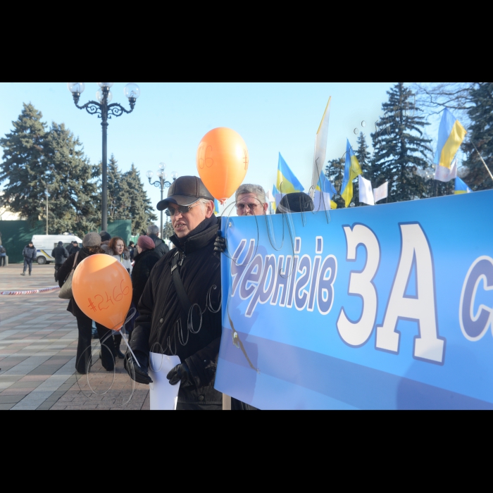 Біля ВРУ відбулася акція «Децентралізація = самоорганізація». Мета акції - закликати народних депутатів проголосувати за нове законодавство, що регулює створення та діяльність органів самоорганізації населення. В парламенті розглядатиметься  законопроект № 2466 “Про органи самоорганізації населення” , прийняття якого спростить процедуру створення та розширить можливості для роботи ОСНів на благо громад.