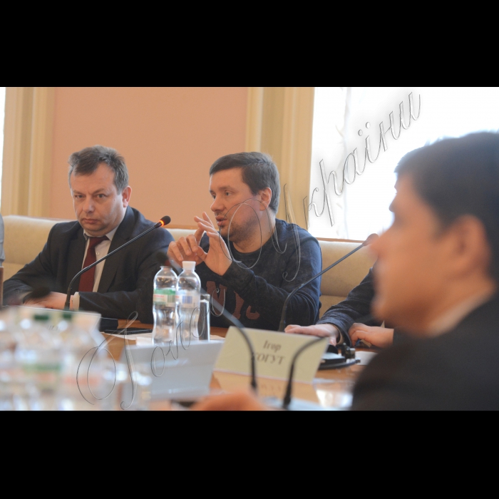 Круглий стіл на тему: «Презентація електронної бази даних неурядових організацій України».
Перший заступник Керівника Апарату ВР Володимир Слишинський, Голова Комітету Верховної Ради України з питань інформатизації та зв'язку Олександр Данченко