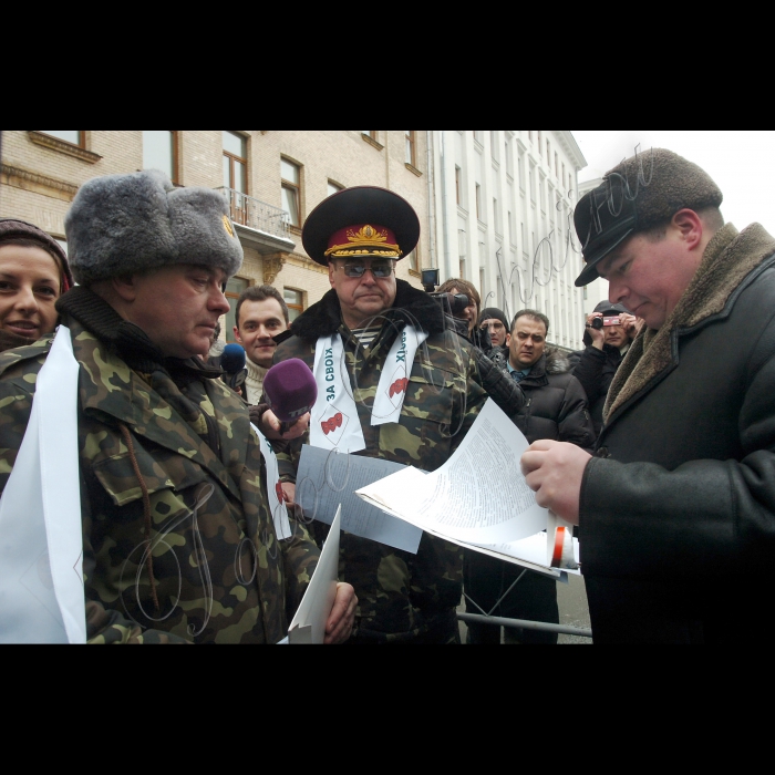 Відбувся Марш захисників Вітчизни від метро «Арсенальна», під час якого резолюцію спільного всеукраїнського офіцерського зібрання про висловлювання невдоволення Президенту України, Верховній Раді та Кабінету Міністрів України буде передано до відповідних органів влади України.