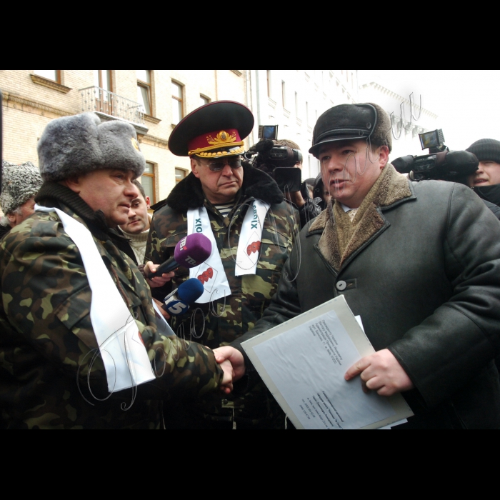 Відбувся Марш захисників Вітчизни від метро «Арсенальна», під час якого резолюцію спільного всеукраїнського офіцерського зібрання про висловлювання невдоволення Президенту України, Верховній Раді та Кабінету Міністрів України буде передано до відповідних органів влади України.