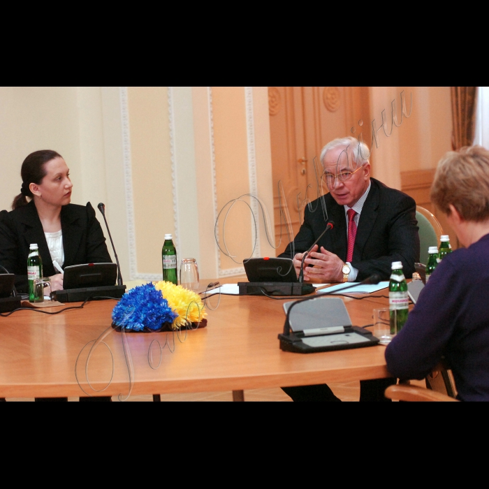 Прем‘єр-міністр України Микола Азаров провів консультації з громадськими організаціями щодо питань соціального захисту населення (Клуб КМУ).