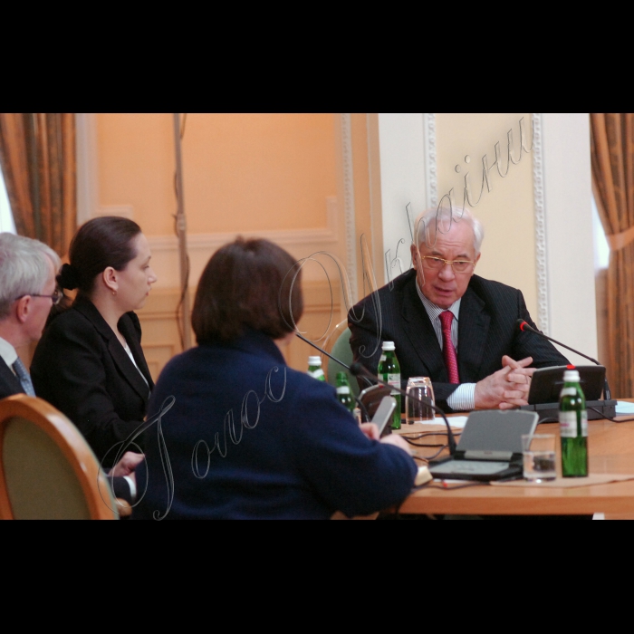 Прем‘єр-міністр України Микола Азаров провів консультації з громадськими організаціями щодо питань соціального захисту населення (Клуб КМУ).