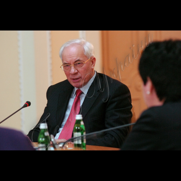 Прем‘єр-міністр України Микола Азаров провів консультації з громадськими організаціями щодо питань соціального захисту населення (Клуб КМУ).
