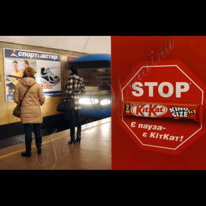 Київ, станція метро «Майдан Незалежності», реклама