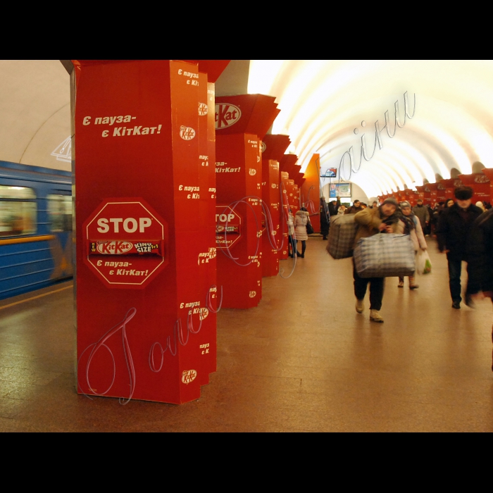 Київ, станція метро «Майдан Незалежності», реклама