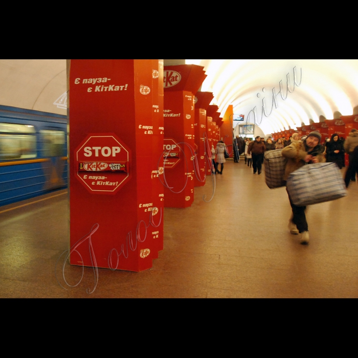 Київ, станція метро «Майдан Незалежності», реклама