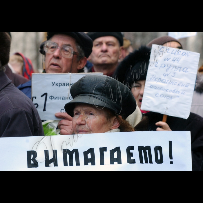 Біля адміністрації Президента за ініціативи ВК «НАСТУП» та ГО «Асоціація захисту прав вкладників» відбулася спільна акція протесту ошуканих вкладників фінансових установ проти розкрадання їх коштів банкірами та чиновниками різних рівнів.
