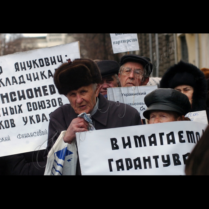 Біля адміністрації Президента за ініціативи ВК «НАСТУП» та ГО «Асоціація захисту прав вкладників» відбулася спільна акція протесту ошуканих вкладників фінансових установ проти розкрадання їх коштів банкірами та чиновниками різних рівнів.