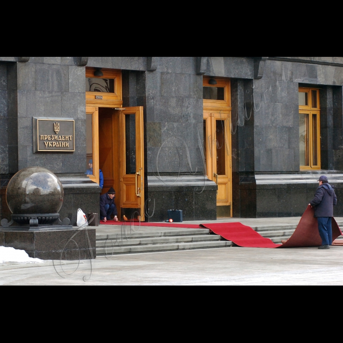 Біля адміністрації Президента за ініціативи ВК «НАСТУП» та ГО «Асоціація захисту прав вкладників» відбулася спільна акція протесту ошуканих вкладників фінансових установ проти розкрадання їх коштів банкірами та чиновниками різних рівнів.