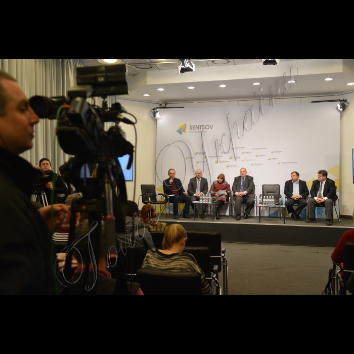 В Українському домі відбувся Міжнародний форум «Крим – це Україна. 2 роки окупації». 
Павло Жовніренко, голова правління Центру стратегічних досліджень,  Оливер Лооде,  віце-президент Постійного форуму ООН з питань корінних народів; Наталя Беліцер,  експерт,  інститут ім. Пилипа Орлика; Рефат Чубаров, народний депутат України, голова Меджлісу кримськотатарського народу; Микола Княжицький,  народний депутат України; Богдан Яременко, дипломат, голова БО «Майдан закордонних справ»