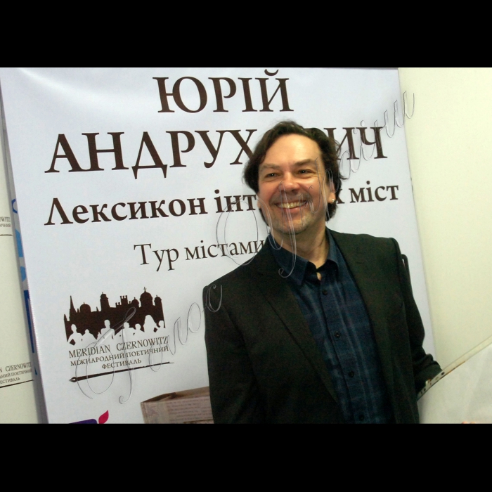 Івано-Франківськ.
Прес-конференція письменника Юрія Андруховича