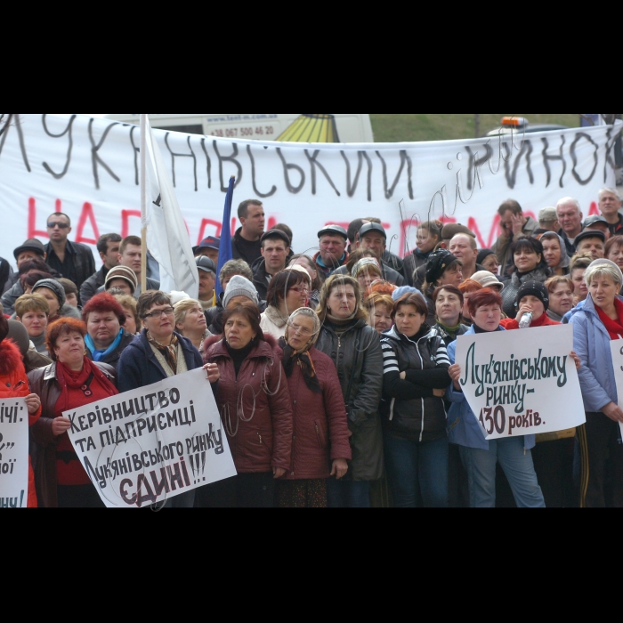 За ініціативи підприємців та Київської міської організації Всеукраїнського комітету «Наступ» під стінами КМДА відбулася акція протесту проти спроб забрати в киян ТОВ «Лук’янівський ринок». У заході взяли участь підприємці столичного ринку «Лук’янівський», активісти ВК «Наступ» та мешканці Шевченківського району Києва
