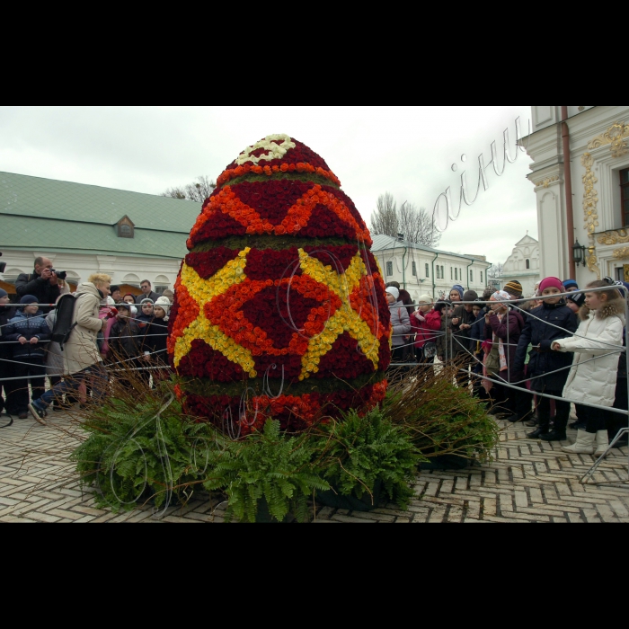 У Києво-Печерській лаврі відбулося відкриття ІІ Благодійного ярмарку «Великодній кошик», у рамках якого встановлено рекорд України і світу: створення найбільшої флористичної композиції - «Квіткової писанки» (2,5 м заввишки, з використанням 7500 троянд) 