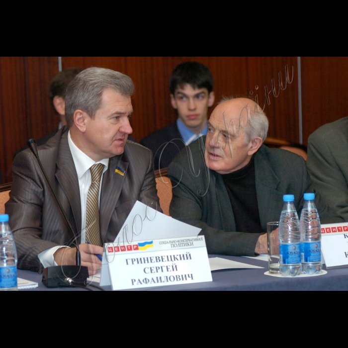 У готелі «Прем'єр-Палас» відбулася міжнародна конференція «Ризики економічної дезінтеграції та пошук нових форматів взаємодії між Україною та Євразійським Союзом». Організатори конференції: Центр соціально-консервативної політики та Російсько-український інформаційний центр.