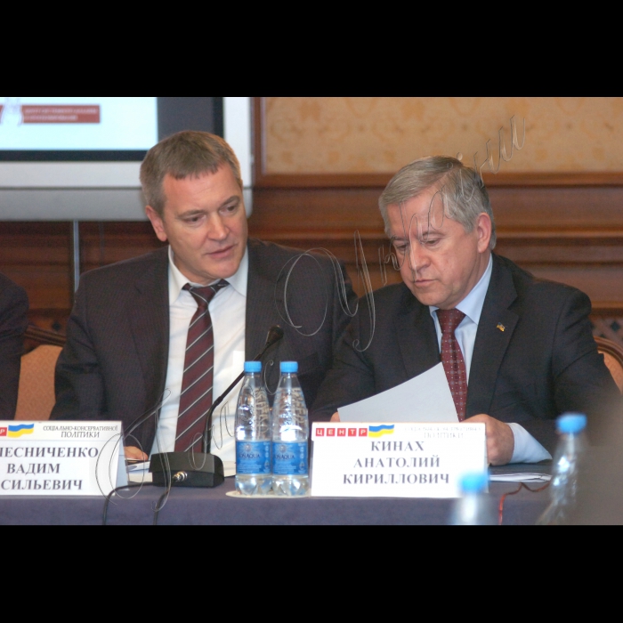 У готелі «Прем'єр-Палас» відбулася міжнародна конференція «Ризики економічної дезінтеграції та пошук нових форматів взаємодії між Україною та Євразійським Союзом». Організатори конференції: Центр соціально-консервативної політики та Російсько-український інформаційний центр.
