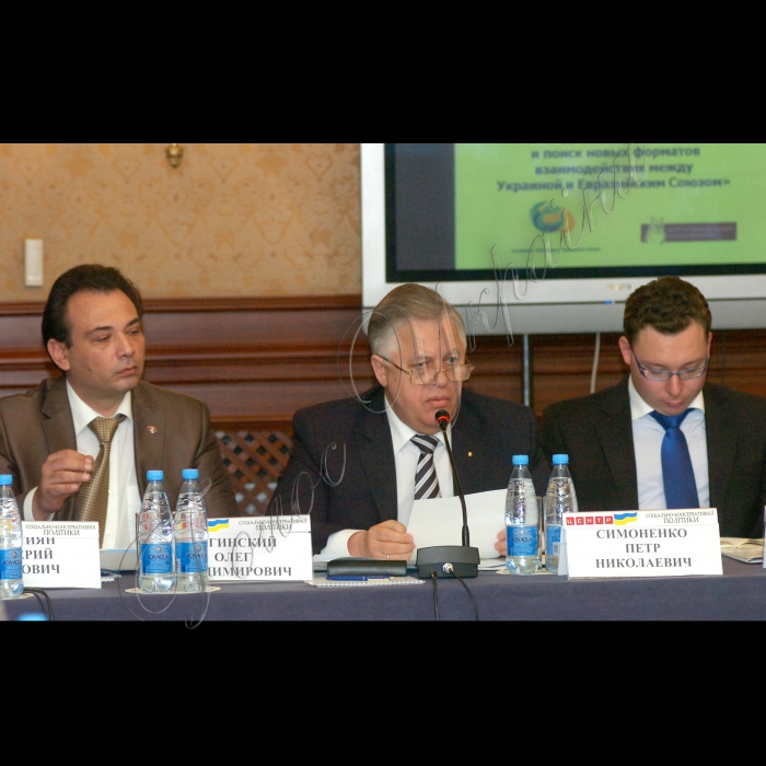 У готелі «Прем'єр-Палас» відбулася міжнародна конференція «Ризики економічної дезінтеграції та пошук нових форматів взаємодії між Україною та Євразійським Союзом». Організатори конференції: Центр соціально-консервативної політики та Російсько-український інформаційний центр.