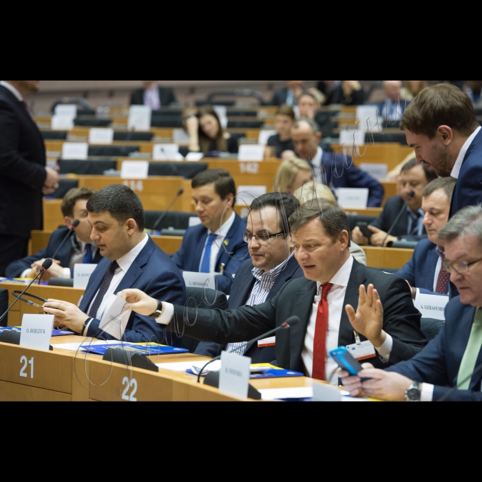 Розпочався візит Голови ВР України Володимира Гройсмана у Королівство Бельгія з метою участі у Конференції високого рівня Європейського Парламенту та Верховної Ради України щодо розвитку спроможностей заради реформ та засіданні Бюро.
Участь у розширеній дискусії щодо висновків та рекомендацій Звіту Місії з оцінки потреб Верховної Ради, головує керівник Місії Пет Кокс
