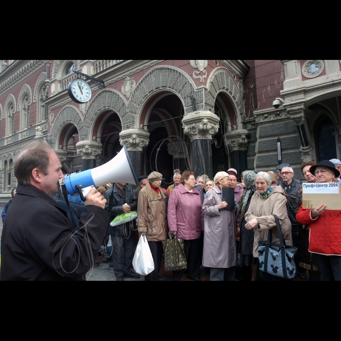 Біля Національного банку України відбувся мітинг, організований ошуканими вкладниками та кредиторами АКБ “ОЛБанк”, АКБ “АРМА”, ГО “Асоціація захисту прав вкладників”, кредитних спілок “Український фінансовий союз”, “13 зарплатня”, “Витязь-інвест”, “Либідь”, “Акорд”, “Спілка пенсіонерів України”, “Добробут” та ін. Мітинг відбувся під гаслами: “Свободу мирним зібранням киян!” і “Ні корупції в банківській системі України” 