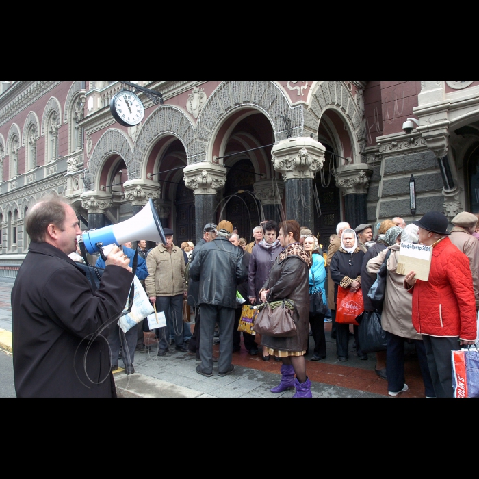 Біля Національного банку України відбувся мітинг, організований ошуканими вкладниками та кредиторами АКБ “ОЛБанк”, АКБ “АРМА”, ГО “Асоціація захисту прав вкладників”, кредитних спілок “Український фінансовий союз”, “13 зарплатня”, “Витязь-інвест”, “Либідь”, “Акорд”, “Спілка пенсіонерів України”, “Добробут” та ін. Мітинг відбувся під гаслами: “Свободу мирним зібранням киян!” і “Ні корупції в банківській системі України” 