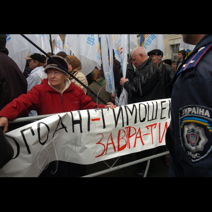 Біля Національного банку України відбувся мітинг, організований ошуканими вкладниками та кредиторами АКБ “ОЛБанк”, АКБ “АРМА”, ГО “Асоціація захисту прав вкладників”, кредитних спілок “Український фінансовий союз”, “13 зарплатня”, “Витязь-інвест”, “Либідь”, “Акорд”, “Спілка пенсіонерів України”, “Добробут” та ін. Мітинг відбувся під гаслами: “Свободу мирним зібранням киян!” і “Ні корупції в банківській системі України” 