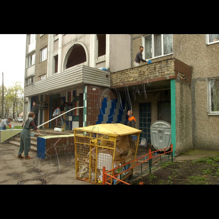 Відбулася акція „Створімо Амстердам у київському дворі!” з облаштування  двору житлового будинку на Нивках. Протягом двох місяців мешканці будинку на Нивках та волонтери-користувачі Фейсбуку працювали над створенням у звичайному київському дворі арт-об’єкта: з різнокольоровими стінами, мистецькими лавочками, „вітражними” ліхтариками та іншим стріт-артом.  Відбулося домальовування останніх лавок та урочисте відкриття двору (вул.Туполєва, 22-в).