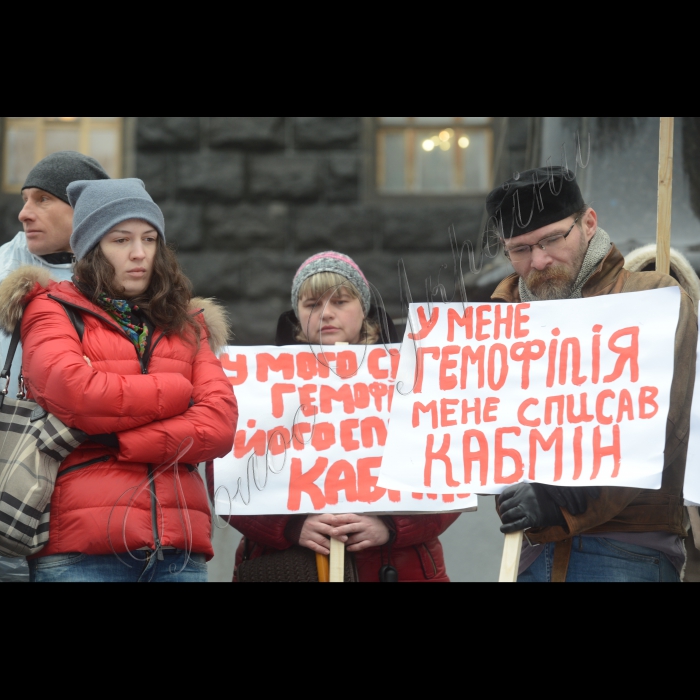 Відбулася акція протесту пацієнтів під стінами Кабінету Міністрів України. Біля стін уряду було створено імпровізоване звалище карток з іменами людей, яких КабМін «списав» помирати. Пацієнти із важкими захворюванням тримали у руках таблички із надписами «У мене ВІЛ. Мене списав Кабмін», «У мене гемофілія. Мене списав Кабмін», «У мене гепатит. Мене списав Кабмін».
Таким чином, українці із важкими захворюваннями продемонстрували, що Кабінет Міністрів України не витримав термін 1 березня і не перерозподілив кошти на лікування смертельно-хворих українців. Це було вимогою комітетів Верховної Ради України з питань охорони здоров’я та бюджету.
