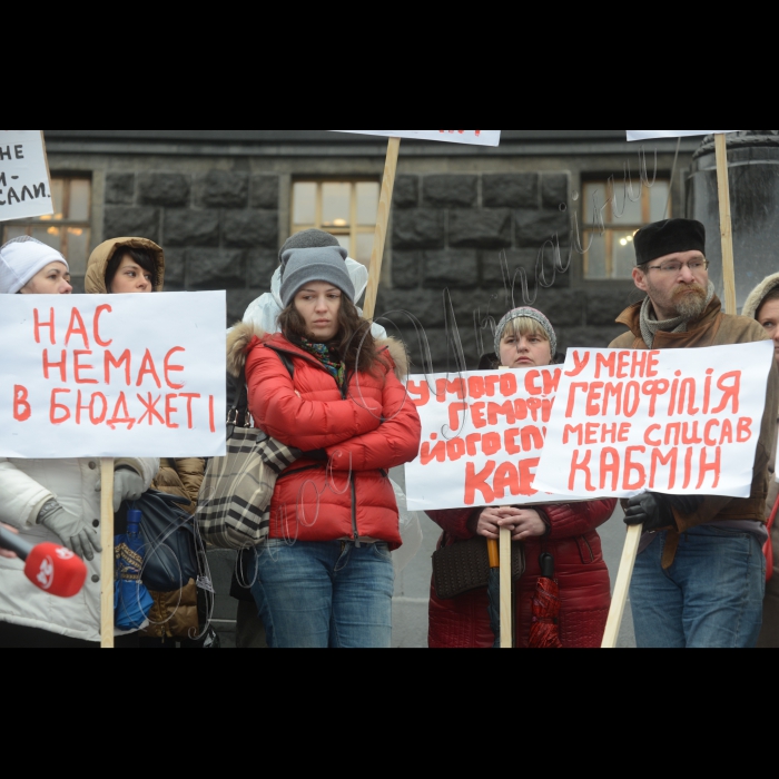Відбулася акція протесту пацієнтів під стінами Кабінету Міністрів України. Біля стін уряду було створено імпровізоване звалище карток з іменами людей, яких КабМін «списав» помирати. Пацієнти із важкими захворюванням тримали у руках таблички із надписами «У мене ВІЛ. Мене списав Кабмін», «У мене гемофілія. Мене списав Кабмін», «У мене гепатит. Мене списав Кабмін».
Таким чином, українці із важкими захворюваннями продемонстрували, що Кабінет Міністрів України не витримав термін 1 березня і не перерозподілив кошти на лікування смертельно-хворих українців. Це було вимогою комітетів Верховної Ради України з питань охорони здоров’я та бюджету.