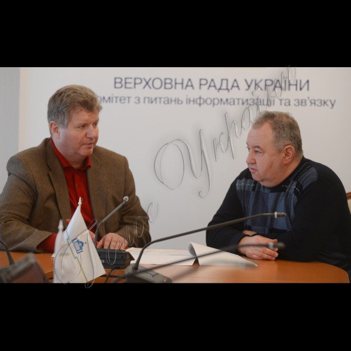 Завідувач секретаріату Комітету з питань інформатизації та зв'язку Олександр Старинець (ліворуч) та член  Комітету Валерій Бабенко під час підготовки до засідання комітету на якому буде зокрема розглянутий «Проект Закону про доступ до інфраструктури об'єктів будівництва, транспорту, електроенергетики для розвитку телекомунікаційних мереж».