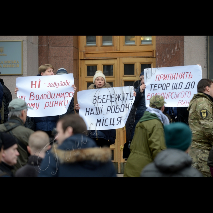 Біля КМДА відбулася акція під гаслом: «Кличко! Відповідай за базар!», під час якої продавці Володимирського ринку принесуть Київському міському голові Віталію Кличку і депутатам Київської міської ради, які зібралися на пленарне засідання, капусту, моркву, банани, апельсини, сир, молоко, сало, м’ясо з вимогою,  не допустити закриття Володимирського ринку. Головне управління Державної служби України з надзвичайних ситуацій у м. Києві (пожежна охорона) через суд добилося закриття Володимирського ринку.