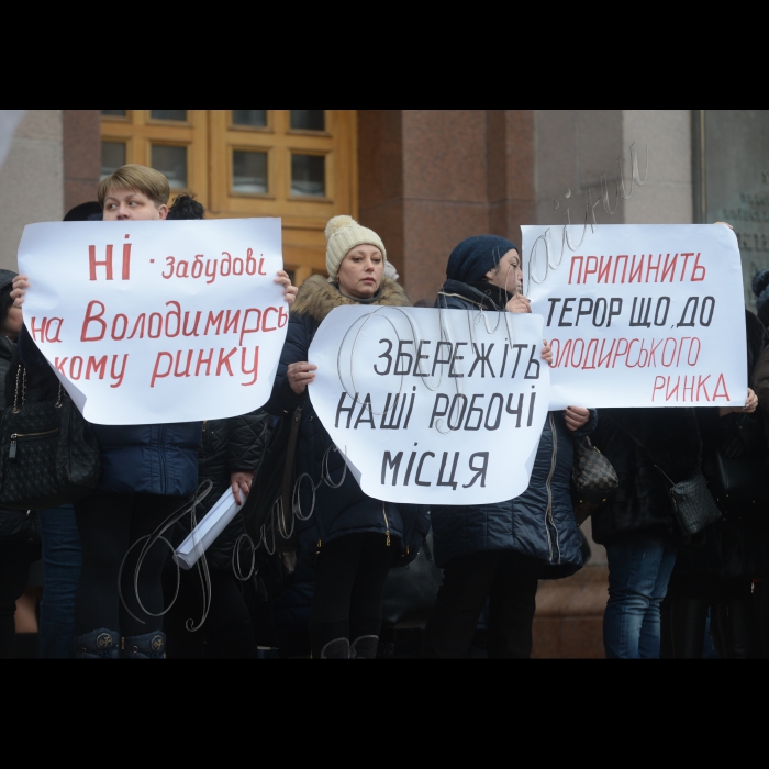 Біля КМДА відбулася акція під гаслом: «Кличко! Відповідай за базар!», під час якої продавці Володимирського ринку принесуть Київському міському голові Віталію Кличку і депутатам Київської міської ради, які зібралися на пленарне засідання, капусту, моркву, банани, апельсини, сир, молоко, сало, м’ясо з вимогою,  не допустити закриття Володимирського ринку. Головне управління Державної служби України з надзвичайних ситуацій у м. Києві (пожежна охорона) через суд добилося закриття Володимирського ринку.