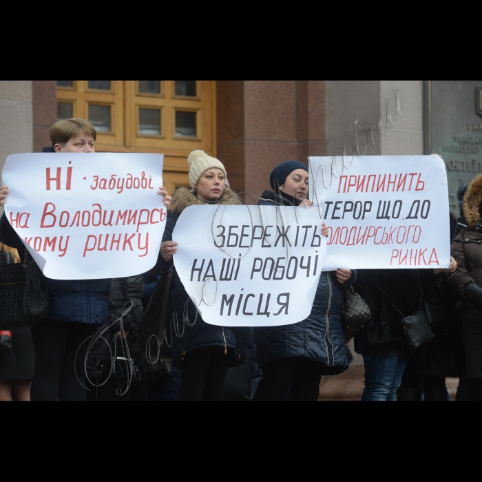 Біля КМДА відбулася акція під гаслом: «Кличко! Відповідай за базар!», під час якої продавці Володимирського ринку принесуть Київському міському голові Віталію Кличку і депутатам Київської міської ради, які зібралися на пленарне засідання, капусту, моркву, банани, апельсини, сир, молоко, сало, м’ясо з вимогою,  не допустити закриття Володимирського ринку. Головне управління Державної служби України з надзвичайних ситуацій у м. Києві (пожежна охорона) через суд добилося закриття Володимирського ринку.