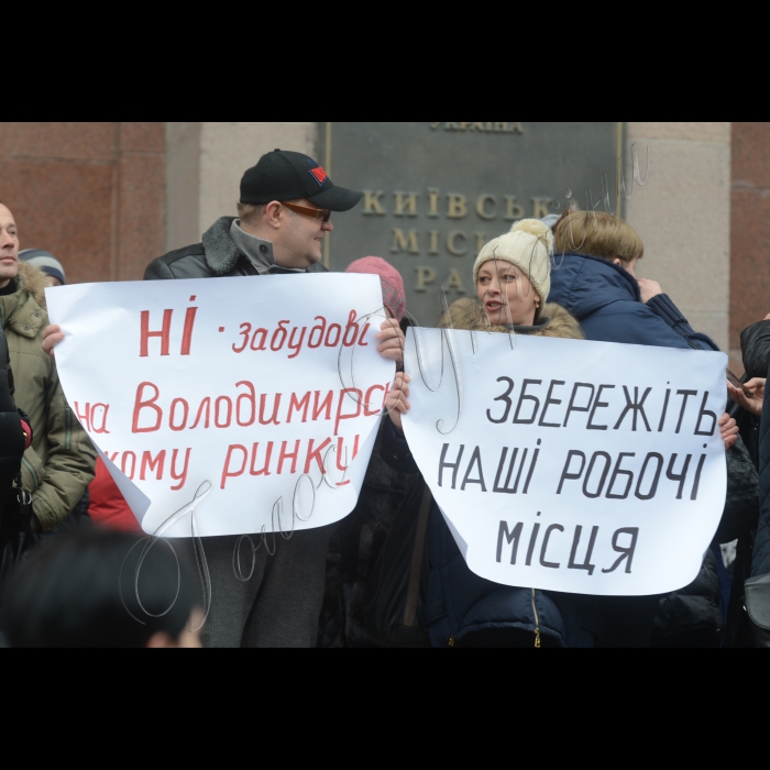 Біля КМДА відбулася акція під гаслом: «Кличко! Відповідай за базар!», під час якої продавці Володимирського ринку принесуть Київському міському голові Віталію Кличку і депутатам Київської міської ради, які зібралися на пленарне засідання, капусту, моркву, банани, апельсини, сир, молоко, сало, м’ясо з вимогою,  не допустити закриття Володимирського ринку. Головне управління Державної служби України з надзвичайних ситуацій у м. Києві (пожежна охорона) через суд добилося закриття Володимирського ринку.