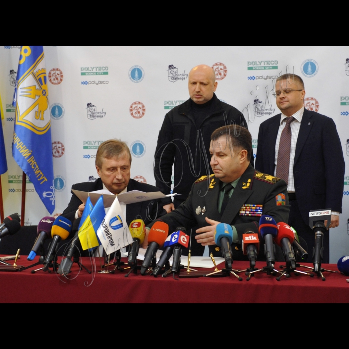 Секретар РНБО України Олександр Турчинов взяв участь у представленні нових проектів озброєння та безпілотних авіаційних комплексів, створених на базі інноваційно-виробничих можливостей Об’єднання «Київська політехніка» в системі оборонно-промислового комплексу України. 
Під час підписання меморандуму. Ректор університету академік НАН України Михайло Згуровський, Секретар РНБО України Олександр Турчинов, міністр оборони України Степан Полторак, та генеральний директор Державного концерну «Укроборонпром» Роман Романов 