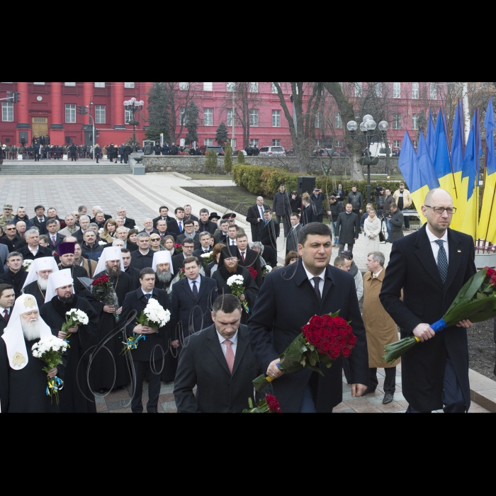 У річницю з дня народження Тараса Шевченка Голова ВР України Володимир Гройсман, Прем’єр-міністр Арсеній Яценюк, голова КМДА Віталій Кличко, голова КОДА Максим Мельничук, народні депутати, представники Кабінету міністрів, релігійних і громадських організацій поклали квіти до пам’ятника Кобзарю у Києві.