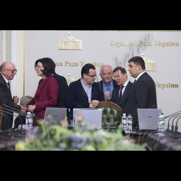 Засідання Погоджувальної Ради під головуванням Голови Верховної Ради України Володимира Гройсмана.
Заступник керівника Апарату ВР – керівник Головного юридичного управління Михайло Теплюк, заступник Голови ВР України Оксана Сироїд, Олег Березюк, Степан Кубів,  Олег Ляшко, Володимир Гройсман;